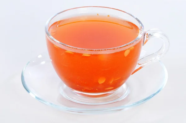 Viburnum bebida medicinal fresca en una taza aislada en blanco — Foto de Stock