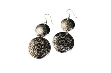 Beyaz izole kabarık üzerinde metal küpe