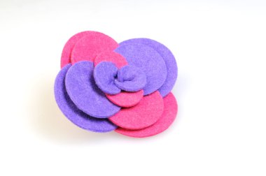 Keçe broş. İzole hissettim el yapımı şık çiçek yaptı