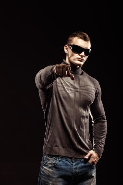 genç adam portresi Puan izole siyah arka plan üzerine bir parmak