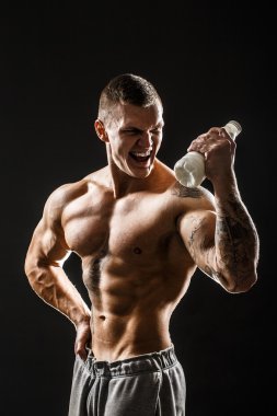 bir spor kişinin, sağlıklı yaşam uygun şekilde adamla süt şişesi elinde. dövme