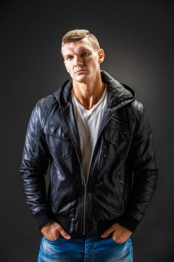 Çok zor bir adam siyah deri gömlekli güçlü görüntü