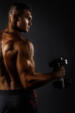 Kaslı adam. yan görünümü. siyah arka plan