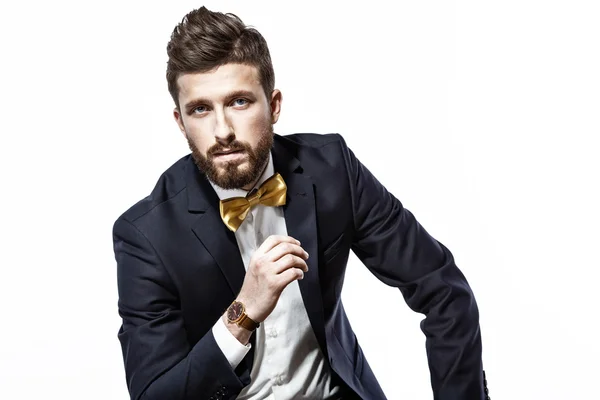 Homem bonito jovem elegante em traje clássico preto. Retrato de moda de estúdio. Isolado em branco. — Fotografia de Stock