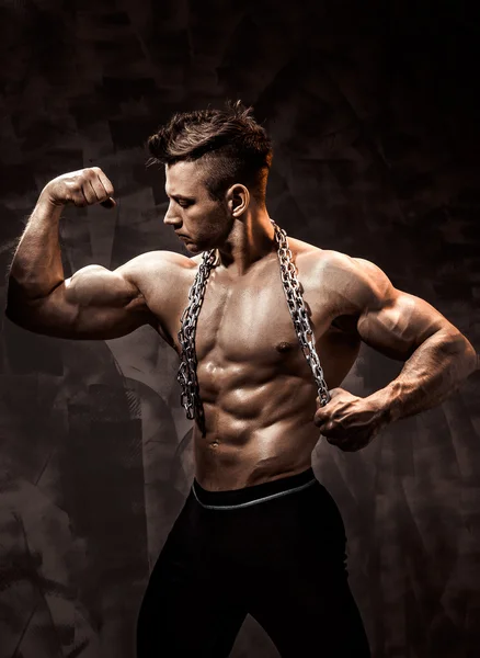 Der perfekte männliche Körper - toller Bodybuilder posiert — Stockfoto