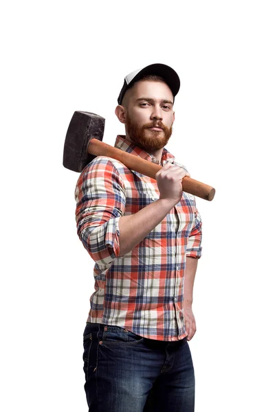 Hombre barbudo con un martillo de sujeción de gorra . —  Fotos de Stock