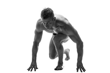 Adam çalıştırmak için hazırlanıyor. siluet. beyaz izole et. Siyah ve beyaz fotoğraf