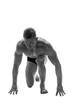 Adam çalıştırmak için hazırlanıyor. siluet. beyaz izole et. Siyah ve beyaz fotoğraf