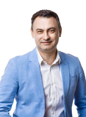 Mavi ceketli orta yaşlı bir adamın portresi. Beyaz üzerinde izole.