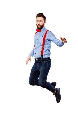 şık Kırmızı papyon ve Askılı beyaz izole mavi gömlekli adam. atlama, duygu, deli, harika.