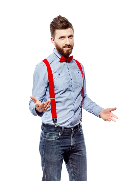 Μοντέρνο τύπος στο μπλε πουκάμισο με κόκκινο παπιγιόν και τιράντες που απομονώνονται σε λευκό. χοροσ, χειρονομώ — Φωτογραφία Αρχείου