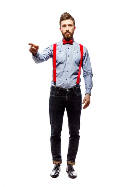 Cara elegante na camisa azul com gravata vermelha e suspensórios isolados em branco. dança, emoções diferentes. dedo pontos — Fotografia de Stock