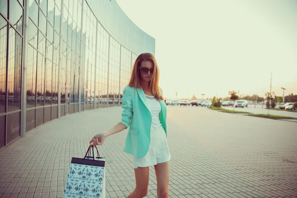 Piękna stylowa młoda dziewczyna mody w eleganckich letnich ubrań, Okulary przeciwsłoneczne i kurtka turkus. Stylu życia. — Zdjęcie stockowe