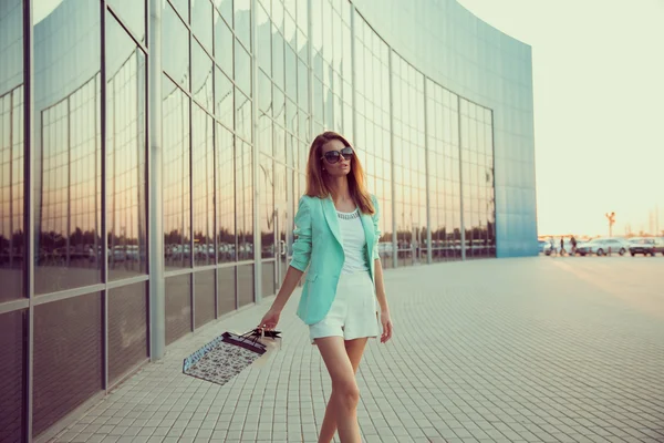 Стильная молодая модница в элегантной летней одежде, солнцезащитных очках и бирюзовой куртке. Стиль жизни . — стоковое фото