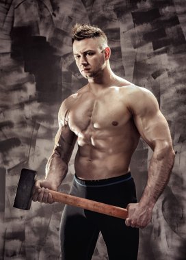 atlet ve çekiç. adam bir güzel kas fitness, vücut geliştirmeci Koç tutun büyük metal çekiç ile
