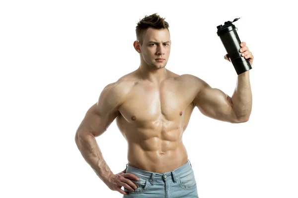 Hombre musculoso con bebida proteica en coctelera sobre fondo blanco — Foto de Stock