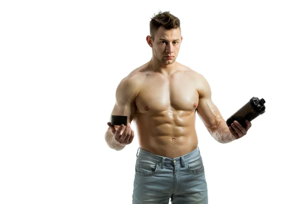 Мускулистый человек с белковым напитком в шейкере на белом фоне — стоковое фото