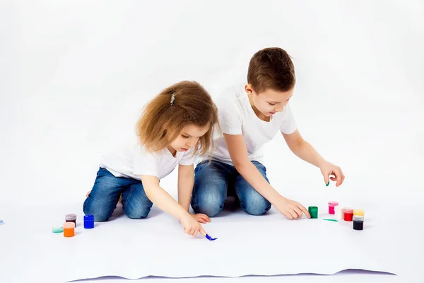 Dos bonitos niños amigos niño y niña están dibujando pinturas —  Fotos de Stock