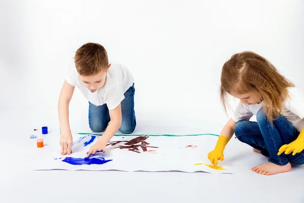 Duas crianças bonitas amigos menino e menina estão desenhando imagens por tintas — Fotografia de Stock