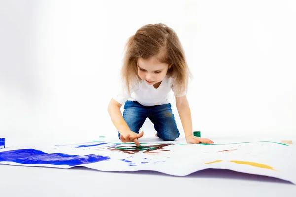 Menina adorável, estilo de cabelo moderno, camisa branca, jeans azul está desenhando imagens por suas mãos com tintas. Isolar . — Fotografia de Stock