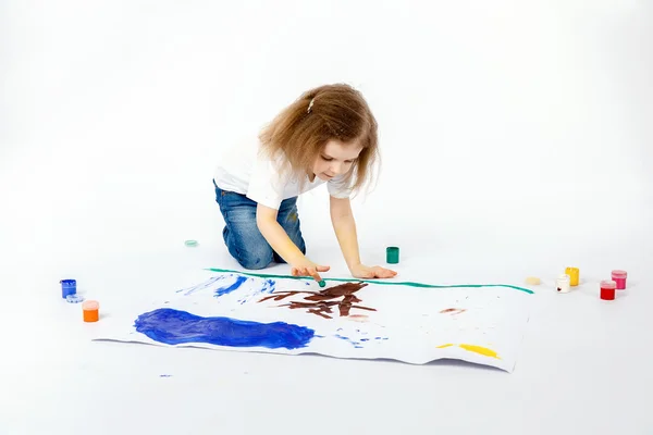 Menina adorável, estilo de cabelo moderno, camisa branca, jeans azul está desenhando imagens por suas mãos com tintas. Isolar . — Fotografia de Stock
