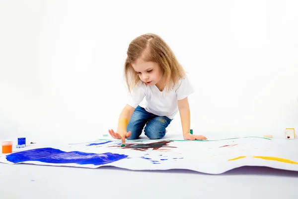 Menina adorável, estilo de cabelo moderno, camisa branca, jeans azul está desenhando imagens por suas mãos com tintas. Isolar . — Fotografia de Stock