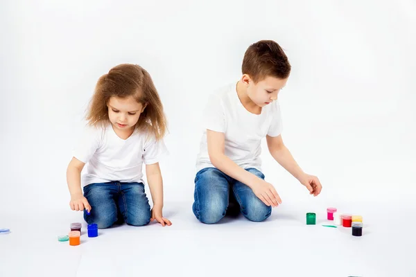 Dos bonitos niños amigos niño y niña están dibujando pinturas —  Fotos de Stock