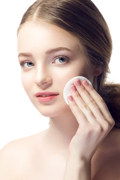 Retrato de cerca de una joven hermosa mujer con la piel perfecta. Aplicando esponja limpia. Aislado —  Fotos de Stock
