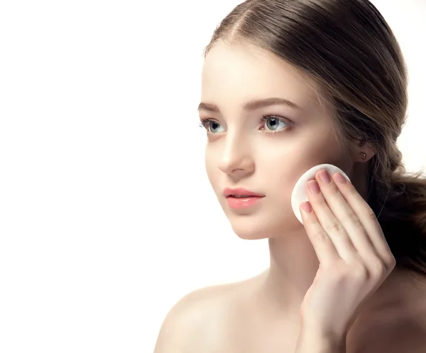 Closeup portret van jonge mooie vrouw met perfecte huid. de toepassing van schone spons. geïsoleerd — Stockfoto