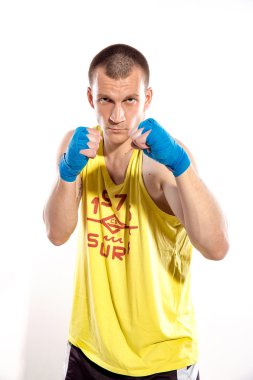 Delme, beyaz arka plan üzerinde izole kas kickbox veya muay Tay savaşçı. Ukraynalı boksör. Ukrayna. Blue.Yellow.