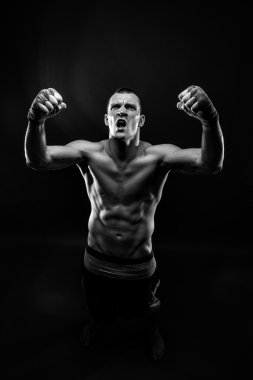 Siyah arka plan üzerine mutlu çekici Fighter