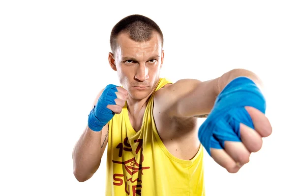 Svalnatý kickbox nebo muay thai bojovník děrování, izolovaných na bílém pozadí. Ukrajinský boxer. Ukrajina. Blue.Yellow. — Stock fotografie