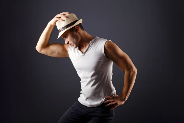 Modelo de moda de hombre, joven elegante con sombrero de sombrero de sombrero de fedora de pie posando, sobre fondo negro —  Fotos de Stock