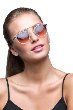 Genç cinsel sportif sarışın güneş gözlüğü takıyor portresi. Beyaz izole. Siyah gömlek, dar tayt.