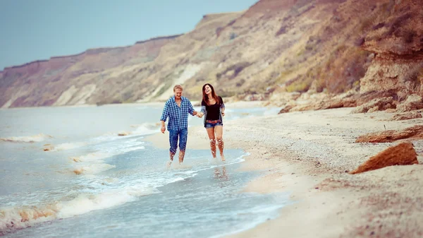 Casal andando na praia, abraçando casal amor — Fotografia de Stock
