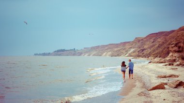 Kumsalda yürüyen çift aşk çift kucaklayan