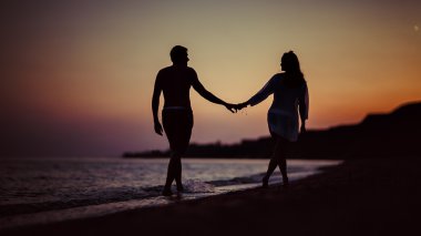 Kumsalda yürüyen çift aşk çift kucaklayan