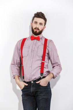 Askıları ve papyon bir renk şık sakallı adam
