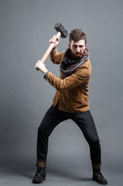 Çekiç sigara puro ile sakallı adam