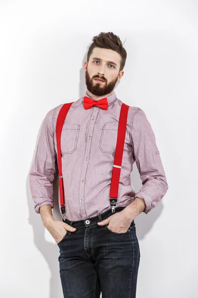 Homem barbudo elegante em suspensórios e laço de uma cor — Fotografia de Stock