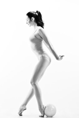 Nişanlı genç kız sanat jimnastik. Siyah ve beyaz.