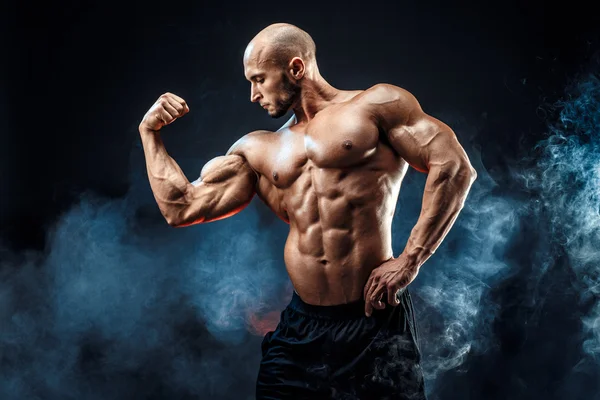 Stark bodybuilder man med perfekta abs, axlar, biceps, triceps, bröst — Stockfoto