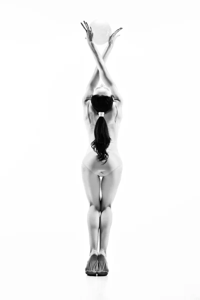 Jeune fille engagée gymnastique d'art. Noir et blanc . — Photo