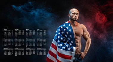 Geri Çekil tablet kullanan gömleksiz kel dövmesi adam. Takvim 2017