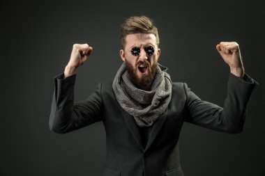 Zarif adam yumruklarını başarı yükselterek gözünde fişleri ile