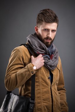 Siyah deri bir çanta şık adam