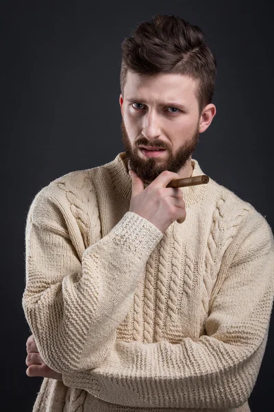 Porträt eines verdächtigen bärtigen Mannes mit Zigarre — Stockfoto