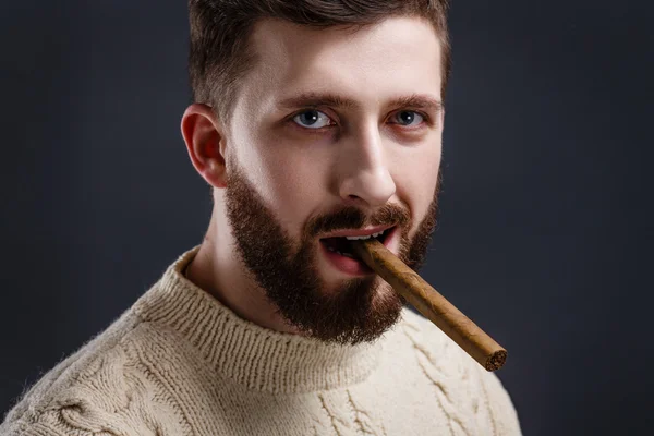 Porträt eines verdächtigen bärtigen Mannes mit Zigarre — Stockfoto