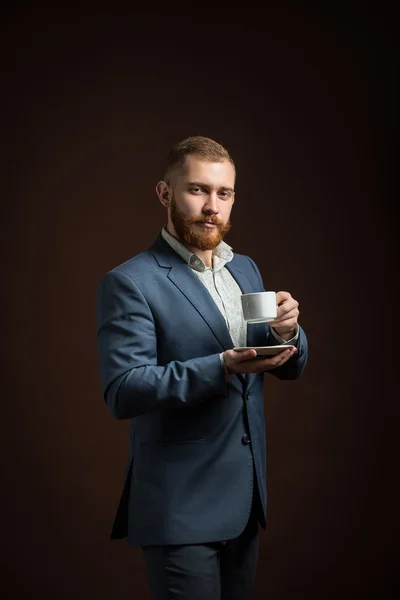 Homem barbudo elegante com xícara de café — Fotografia de Stock