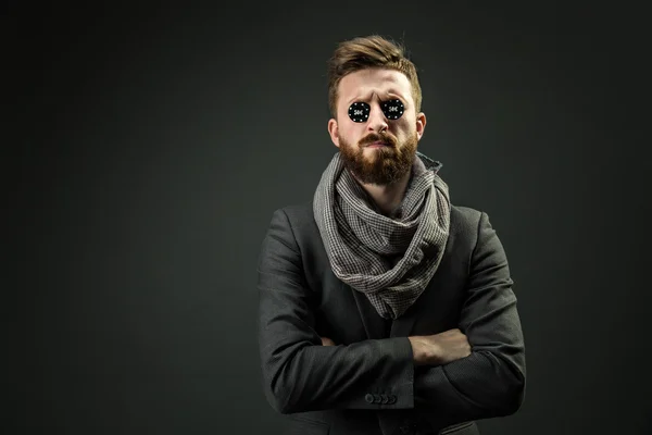 Mann mit zwei Pockerchips in den Augen — Stockfoto